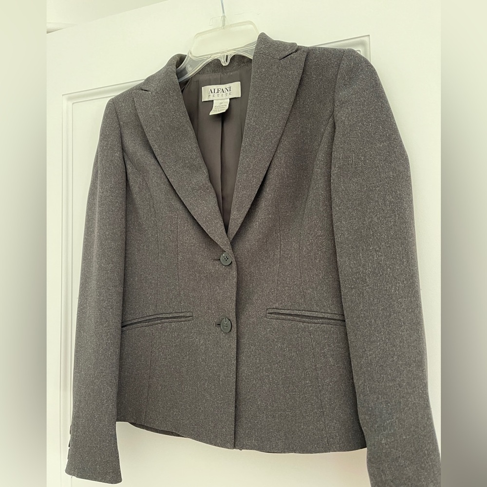 Alfani Petite sz 2P Women’s 2-piece Suit Jacket & Pants Grey